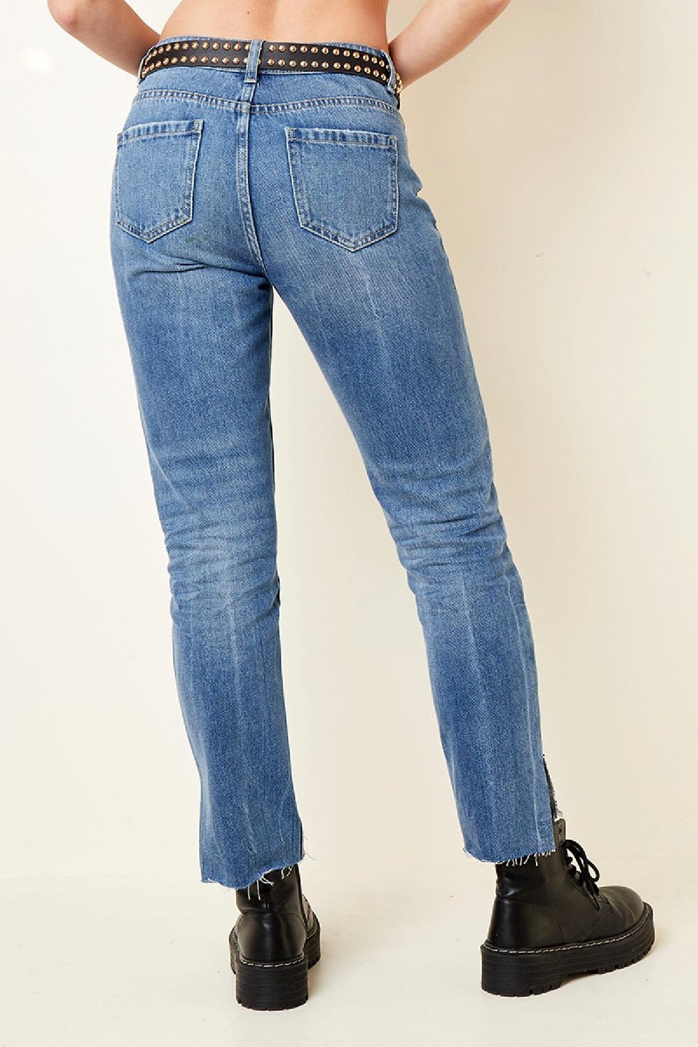 Knöchellange Jeans mit gespaltenen Säumen und verzweifelten Details Blau XS Bild5