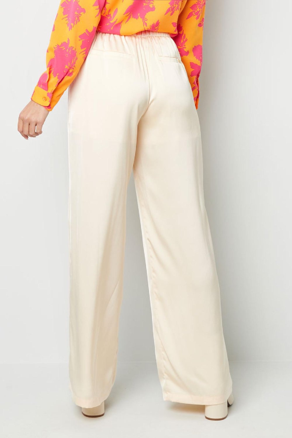 Pantalón tejido brillante Crema S h5Imagen6