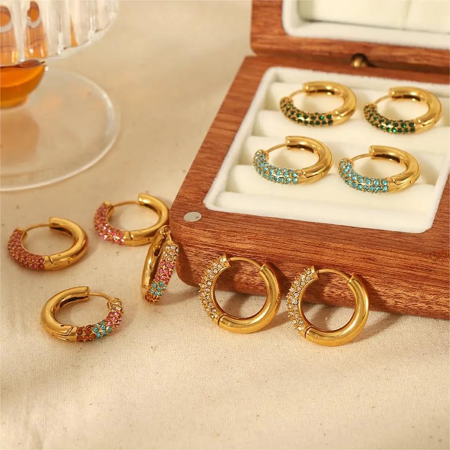 1 Paar Creolen aus der Simple Series mit süßen geometrischen Motiven aus Edelstahl mit 18 Karat Vergoldung und Strasssteinen für Damen