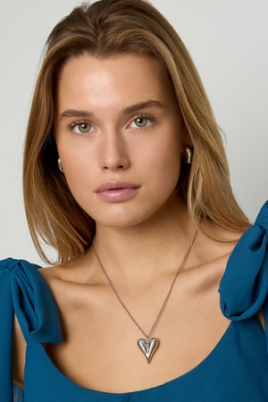 ikonik kalpli basit kolye orta boy h5 Resim2