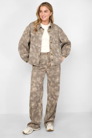 Kovboy kızı ve leopar desenli kot pantolonlara bayılıyor. h5 Resim13