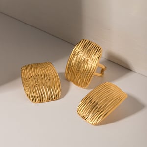 1 par de anillos individuales para mujer de acero inoxidable chapados en oro de 18 quilates con diseño cuadrilátero de . h5 