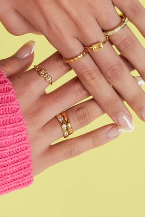 Minimalistischer Ring mit kleinen Herzen h5 Bild2