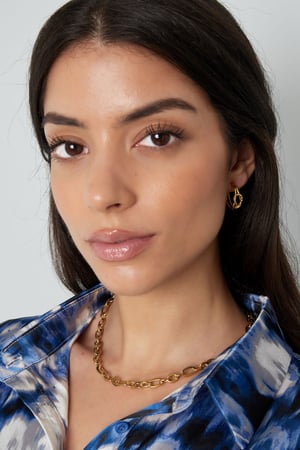 Ohrringe mit dezentem Muster – Goldfarbe - Goldfarbefarbe h5 Bild4