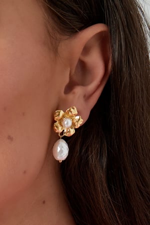 statement flower pearl earrings h5 Picture3