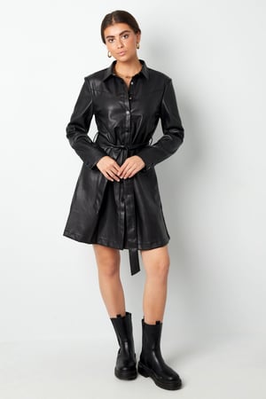 PU-Lederkleid mit Gürtel – Schwarz h5 Bild4