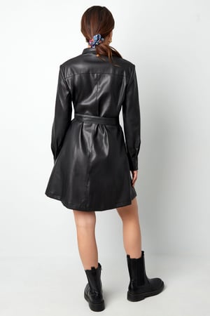 PU-Lederkleid mit Gürtel – Schwarz h5 Bild8