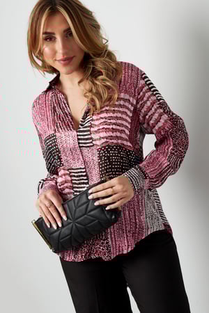 Bluse über dem Oberteil mit rosa Aufdruck h5 Bild2