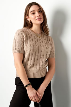 Klassischer Strickpullover mit Zopfmuster und kurzen Ärmeln Small/Medium – gebrochenes Weiß h5 Bild2