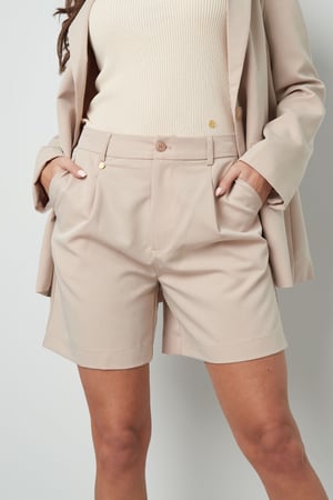 Shorts con pliegues h5 Imagen2