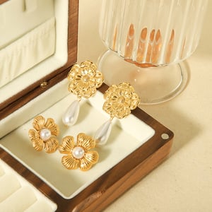 1 pair of exquisite and elegant  gold-plated stainless steel metal texture flower pearl earrings for women's jewelry for daily wear h5 Picture4