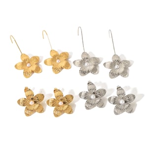 1 pair of exquisite and fashionable  gold-plated stainless steel pearl flower earrings for women for daily wear h5 Picture5