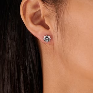 Pendientes de botón de acero inoxidable para hombre con diseño de timón simple de la serie Radiant h5 Imagen6