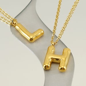 1 pezzo semplice serie lettera semplice titanio acciaio placcato oro 18K donne collane con ciondolo h5 Immagine4