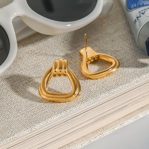 1 par de pendientes triangulares de acero inoxidable dorados de estilo europeo y americano para mujer. h5 Imagen8