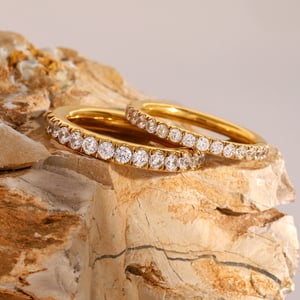 1 paio di anelli singoli da donna in acciaio inossidabile placcato oro  con strass, classici e semplici h5 Immagine3