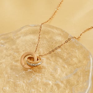 1 pezzo classico serie giornaliera geometrico titanio acciaio placcato oro 18K strass unisex collane con ciondolo h5 Immagine4