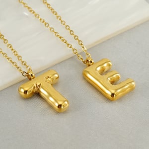 1 pezzo semplice serie lettera semplice titanio acciaio placcato oro 18K donne collane con ciondolo h5 Immagine2