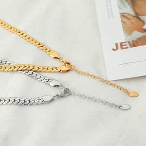1 paire de petits colliers de luxe simples et légers, tendance féminine, en acier titane plaqué or, style cubain, pendentif pour femme h5 Image3