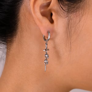 Süslü Kafatası ve Kılıç Paslanmaz Çelik Erkek Damla Küpe h5 Resim5