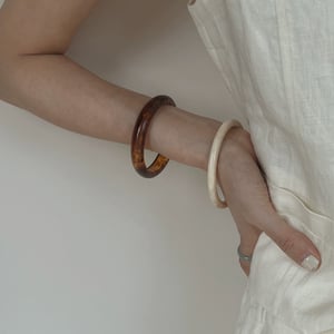 1 Piece Light Luxury Vintage Swoosh Resinous Women's Bangles h5 Picture5