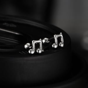 Pendientes clásicos de acero inoxidable para hombre con diseño de notas que combinan con todo h5 Imagen6