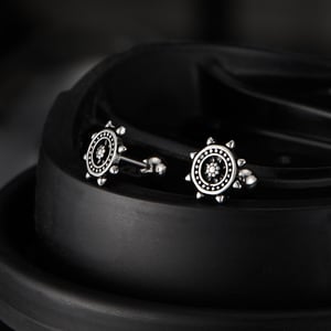 Pendientes de botón de acero inoxidable para hombre con diseño de timón simple de la serie Radiant h5 Imagen3