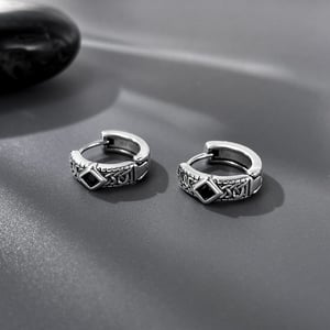 Schillernde Creolen aus Edelstahl mit Rautenmotiv für Herren h5 Bild2