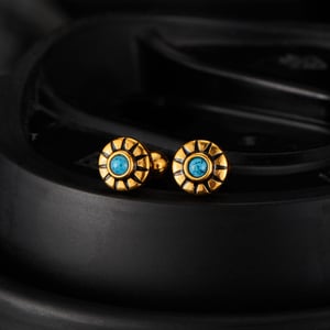 1 par de delicados pendientes de botón de acero inoxidable con diseño de sol para hombre h5 Imagen3