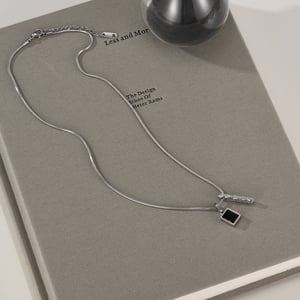 Minimalist Dikdörtgen Paslanmaz Çelik Kadın Kolyeleri h5 Resim3