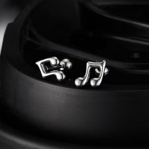 Pendientes clásicos de acero inoxidable para hombre con diseño de notas que combinan con todo h5 Imagen3