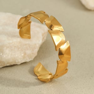 Unique Stylish Wide Format Stainless Steel Women's Bangles h5 Picture4