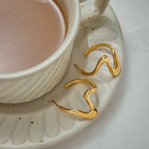 Schlichte Tropfenohrringe aus Edelstahl in Goldfarbe h5 Bild3