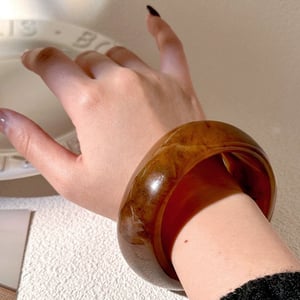 1 stuk modieuze onregelmatig geverfde hars damesarmband h5 Afbeelding2