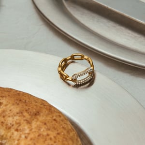 Minimalistischer Ring aus Edelstahl mit Zirkonia in Goldfarbe h5 Bild4