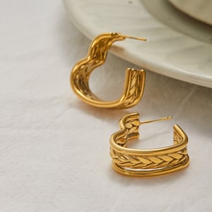 1 Paar romantische Creolen aus Edelstahl in Herzform in Goldfarbe für Damen h5 Bild7