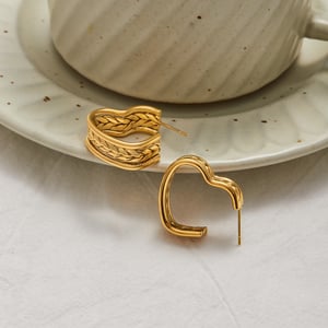 1 Paar romantische Creolen aus Edelstahl in Herzform in Goldfarbe für Damen h5 Bild8
