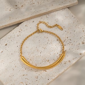 1 pulsera geométrica de acero inoxidable con dijes dorados. h5 Imagen4
