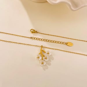 1 Piece Delicate Flower Stainless Steel Gold Color Women's Pendant Necklaces h5 Picture6