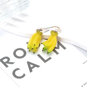 1 paire de jolies boucles d'oreilles pendantes en résine en forme de banane h5 Image4