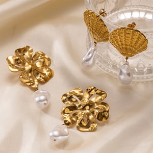 1 Pair Retro Flower Stainless Steel Gold Color Drop Earrings h5 Picture4