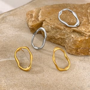 1 Paar einfache, unregelmäßig ausgehöhlte Ohrstecker aus Edelstahl in Goldfarbe für Damen h5 Bild3
