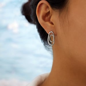 1 Paar einfache ausgehöhlte Ohrstecker aus Edelstahl in Goldfarbe für Damen h5 Bild4