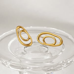 1 Paar einfache ausgehöhlte Ohrstecker aus Edelstahl in Goldfarbe für Damen h5 Bild6