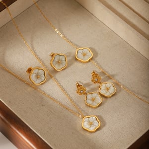 Daily Clover Stainless Steel Gold Color Shell Women's Chain Bracelets h5 Picture4