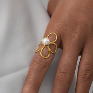 Anillos llamativos de acero inoxidable en color dorado con diseño de flor simple y elegante de 1 pieza h5 Imagen5
