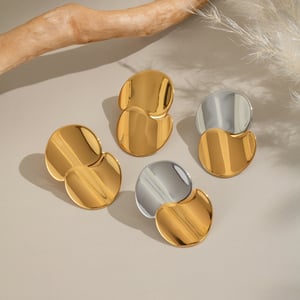 1 par de pendientes de botón de acero inoxidable para mujer, sencillos, de uso diario, con forma irregular h5 Imagen2