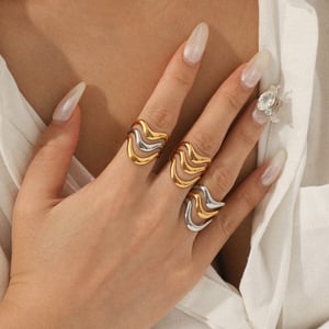 Anillos llamativos de acero inoxidable en color dorado con líneas simples diarias de 1 pieza h5 Imagen3