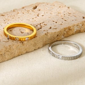 1-teiliger minimalistischer Ring aus Edelstahl in Goldfarbe mit schlichten Linien und Zirkonia h5 Bild3