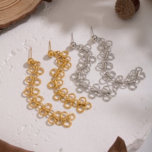 1 paire de boucles d'oreilles pendantes romantiques en acier inoxydable couleur or avec motif de fleurs h5 Image2